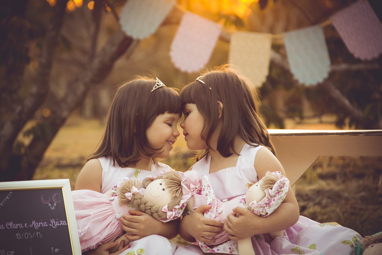 Les Bebes Du Bonheur Livre Jumeaux Coucou C 39 Est Nous Piccolia